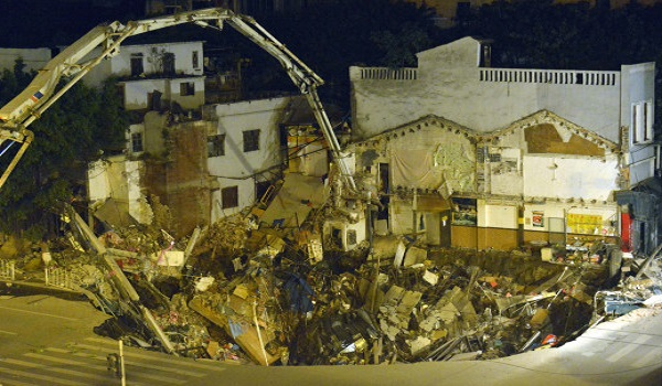 Florida’s “Sinkhole Alley” is another example where an entire 4 storey house was drawn into a sinkhole.