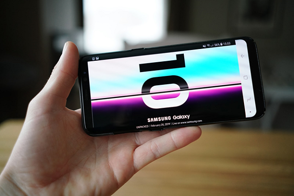 A person holding S9 phone having e invitation of S10 on display