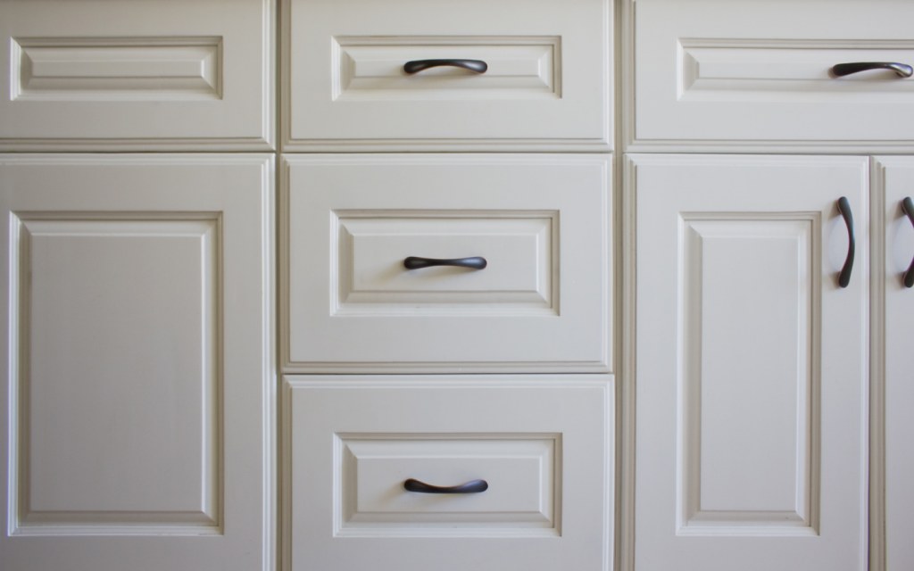 Handles and Pulls on Kitchen Cabinets