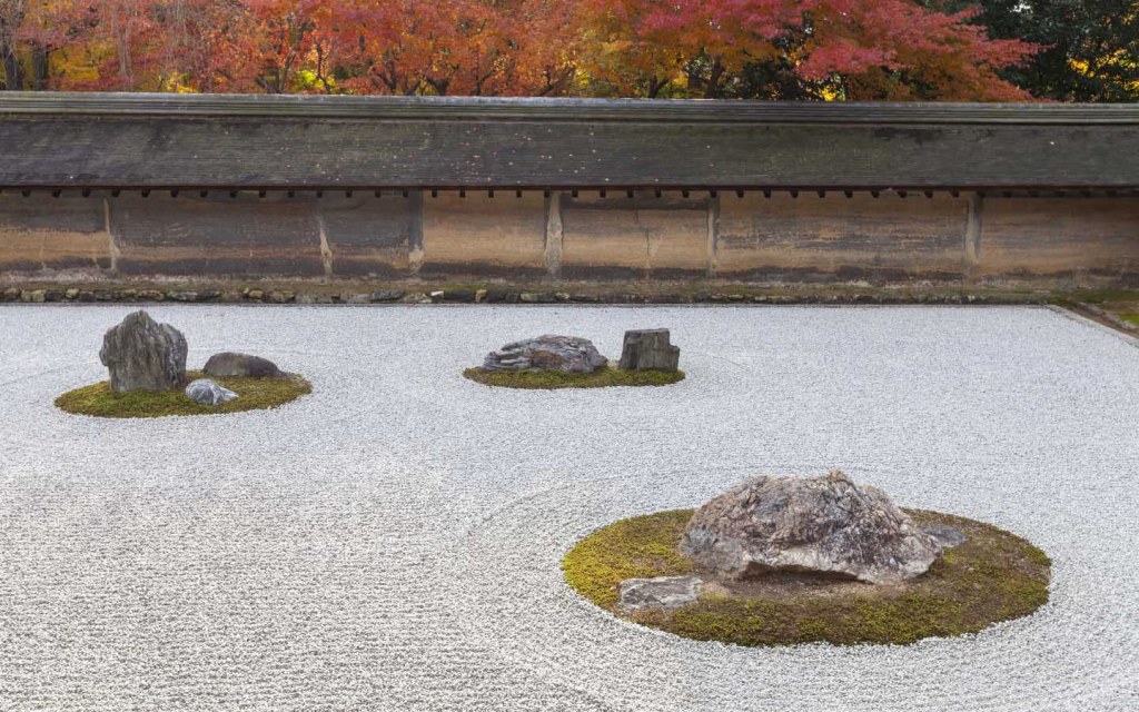 A minimalist rock garden looks simple and elegant