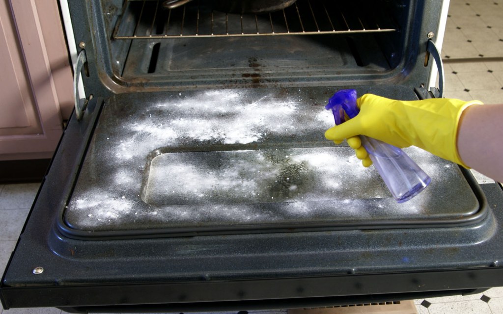 Clean the oven without residual odours with the help of baking soda