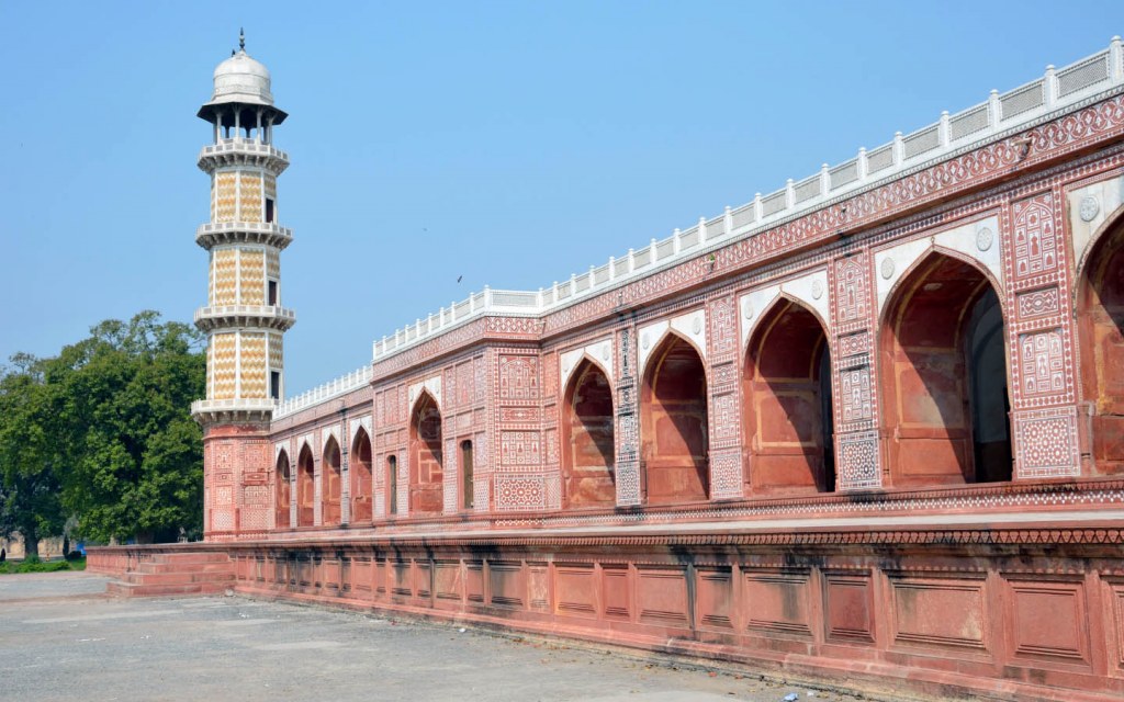 Jehangir's tomb is situated along the banks of the Ravi River