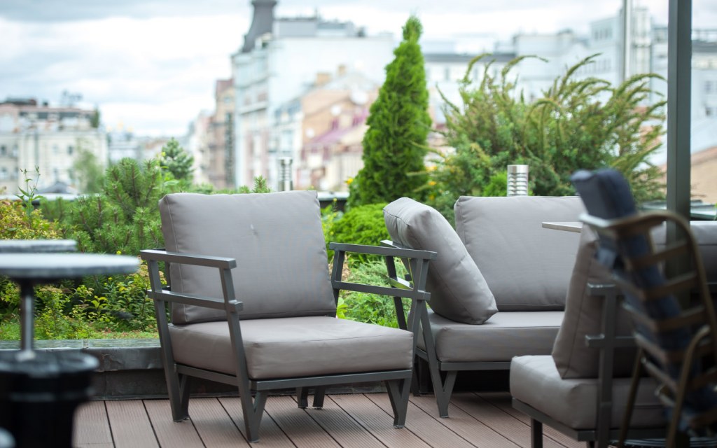 Set up a rooftop garden that allows you to enjoy time with the family among nature