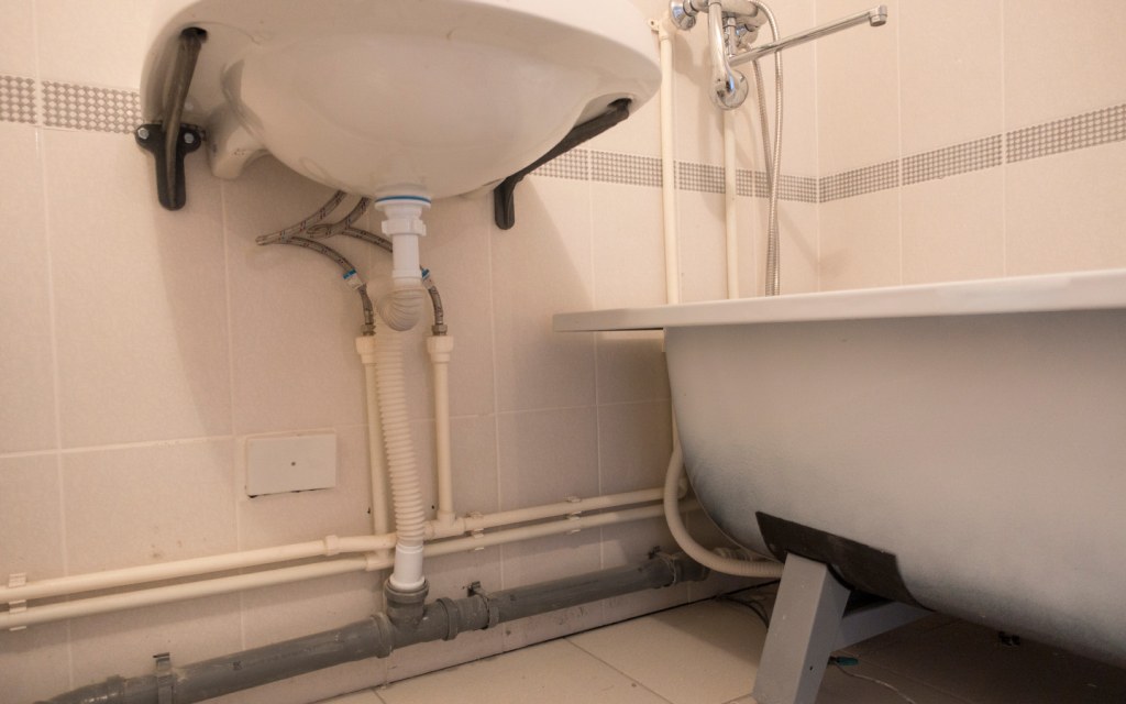 Concealed Or Exposed Plumbing Which Should You Choose Zameen Blog - How To Conceal Pipes In A Bathroom