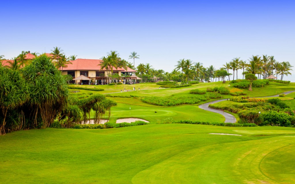 Pros and Cons of Living near a Golf Course | Zameen Blog