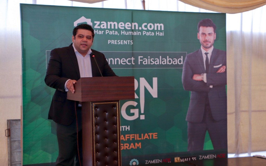 Regional Sales Manager Muzaffar Majeed explaining the details of Zameen Affiliate Programme to the participants of the event