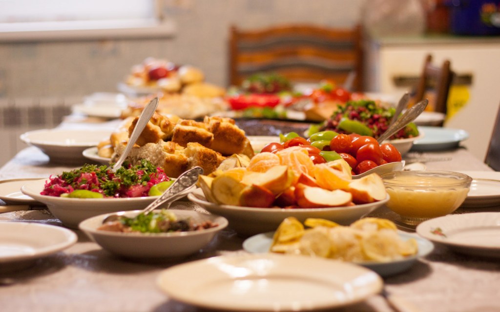 arrange new year dinner at home with family and friends
