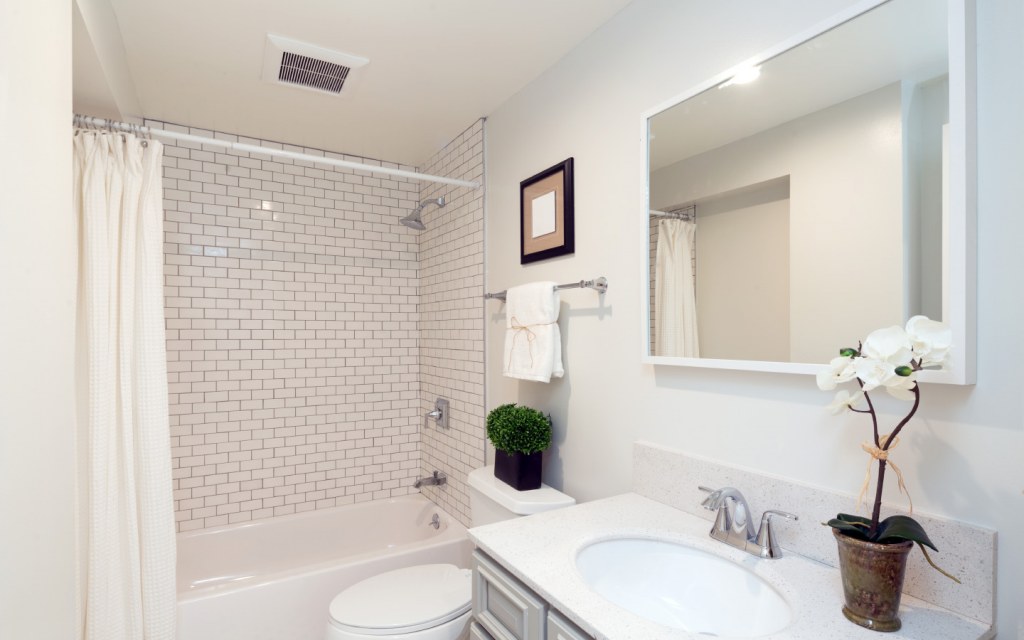 An all white bathroom decor to make your bathroom look bigger