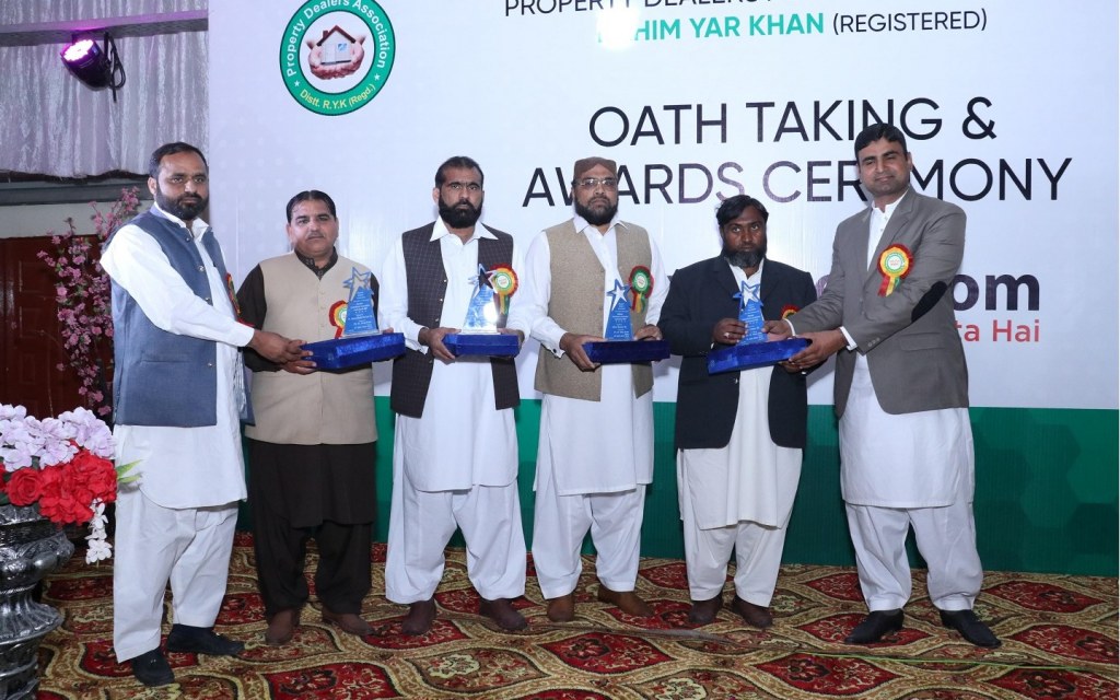 District Rahim Yar Khan Property Dealers receiving awards for their performance