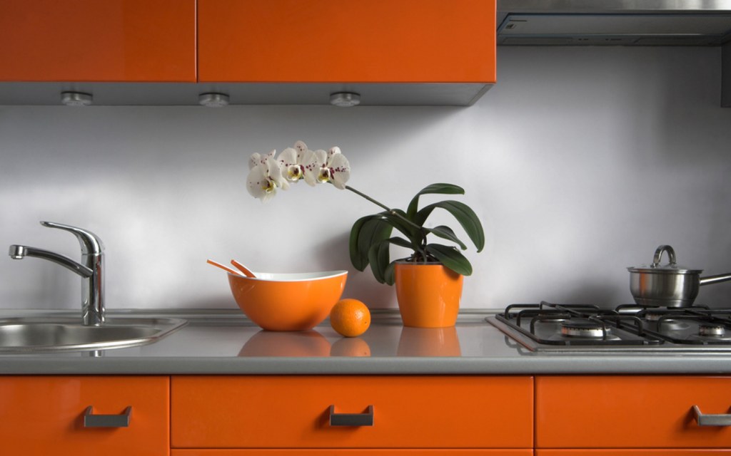 Use Splashing Colours In Your Kitchen Counter